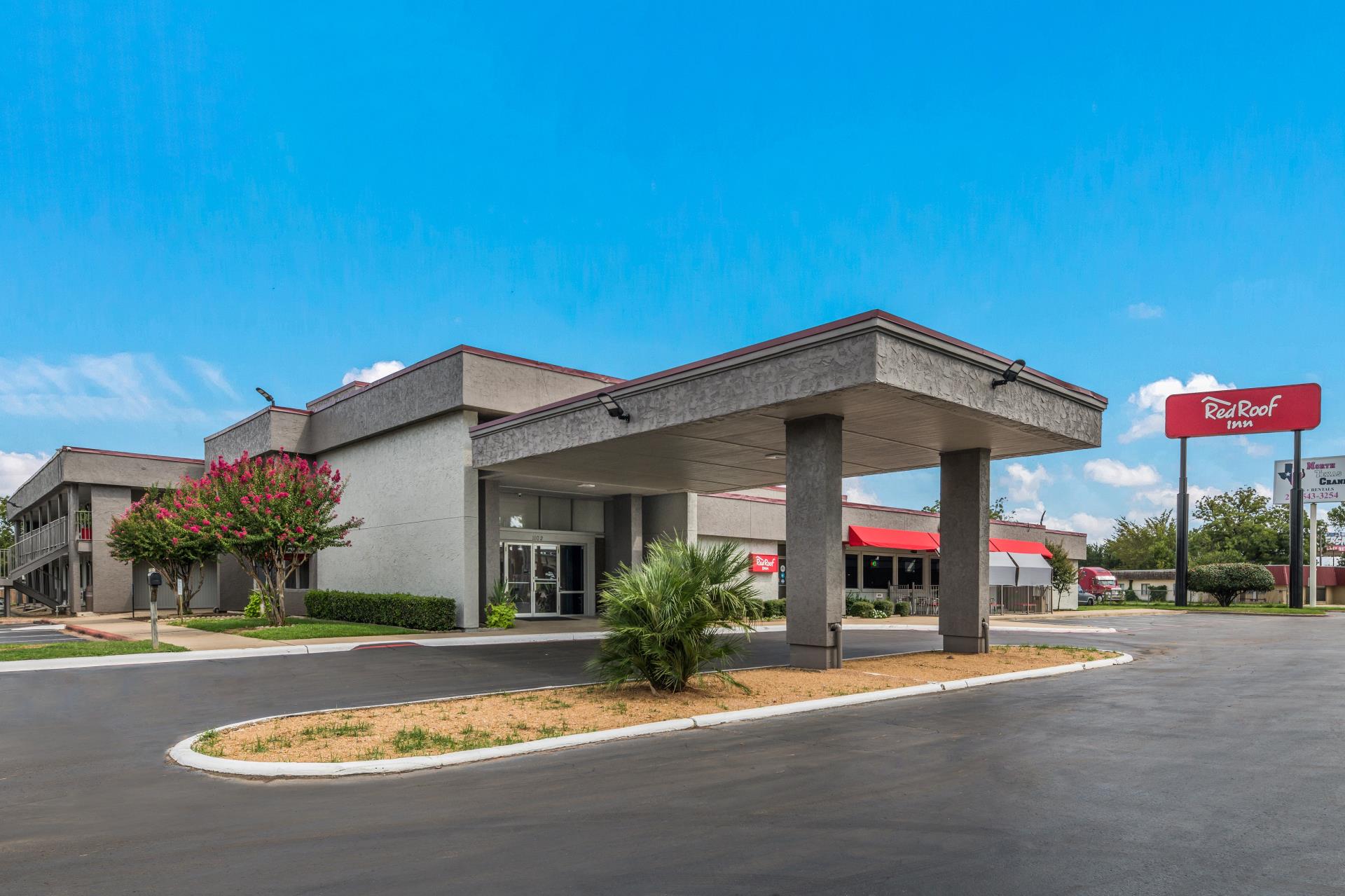 Red-Roof-Inn-exterior-day